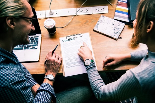 Propietario discutiendo si se requiere un contrato de alquiler en FlexSirent